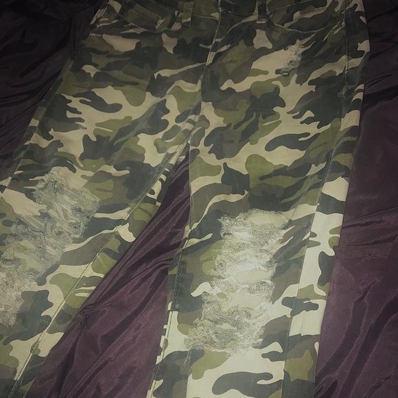 Ripped Camo Size 9 Ankle Pants - Picture 5 of 14